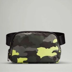 Lululemon Everywhere Belt Bag *1L
Heritage 365 Camo Neo Mint Multi / Black